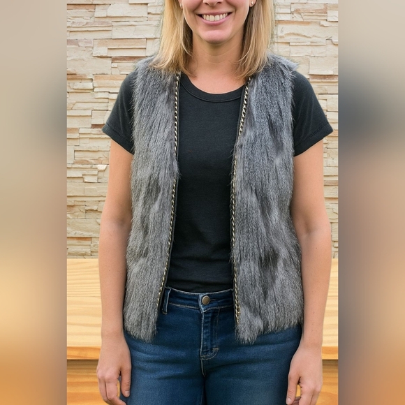 bebe Faux Fur Vest size M Chain Trim - Picture 14 of 15